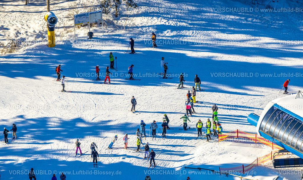 Winterberg230205697 | Luftbild, Skifahrer an winterlicher Talstation Schneewittchen 25 und Brembergkopf 10, Winterberg, Sauerland, Nordrhein-Westfalen, Deutschland
