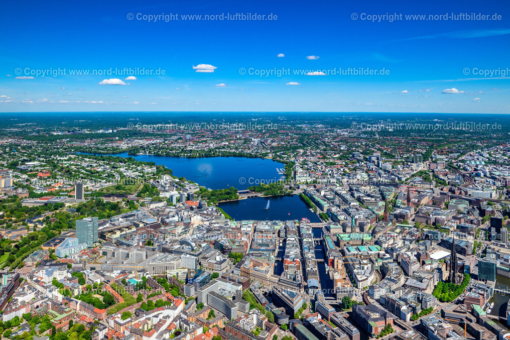 Hamburg_Alster_Mitte_ELS_8236090525 | HAMBURG 09.05.2025 Altstadtbereich und Innenstadtzentrum mit Binnenalster und Außenalster in Hamburg, Deutschland. // Old town area and inner city center with Binnenalster and Aussenalster in Hamburg, Germany. Foto: Martin Elsen