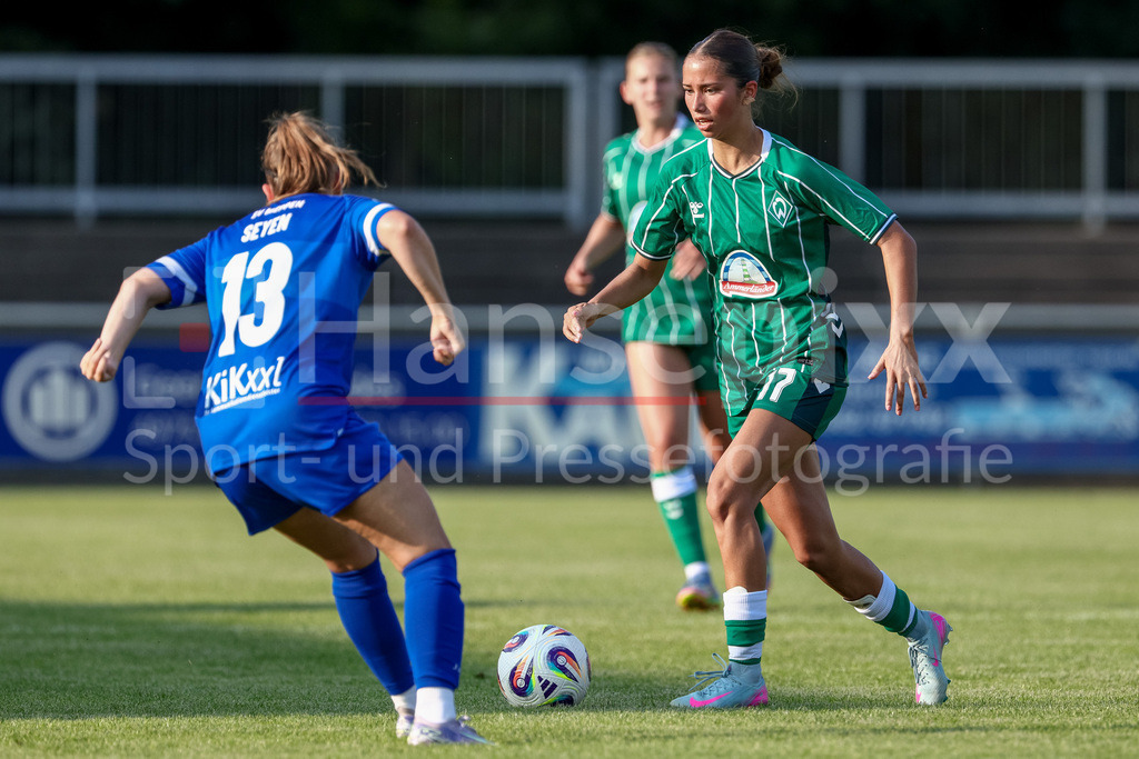 Fussball, Testspiel Frauen, SV Meppen - SV Werder Bremen | Amira Dahl (SV Werder Bremen, 17) am Ball, Einzelbild, Ganzkörper, Aktion, Action, Spielszene