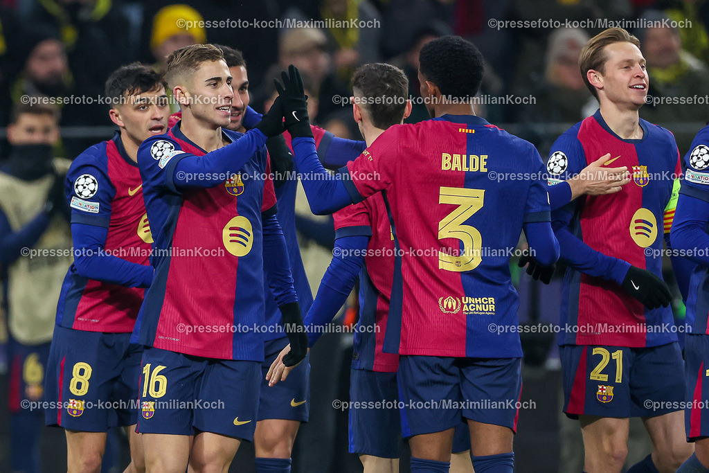 UCL11122402250 | 11.12.2024, UEFA Champions League, Borussia Dortmund - FC Barcelona, 8. Spieltag, Signal Iduna Park, Saison 2024 2025: Torjubel Pedri (Barca #8), Fermin Lopez (Barca #16), Marc Casado (Barca #17), Alejandro Balde (Barca #3) Lamine Yamal (Barca #19)