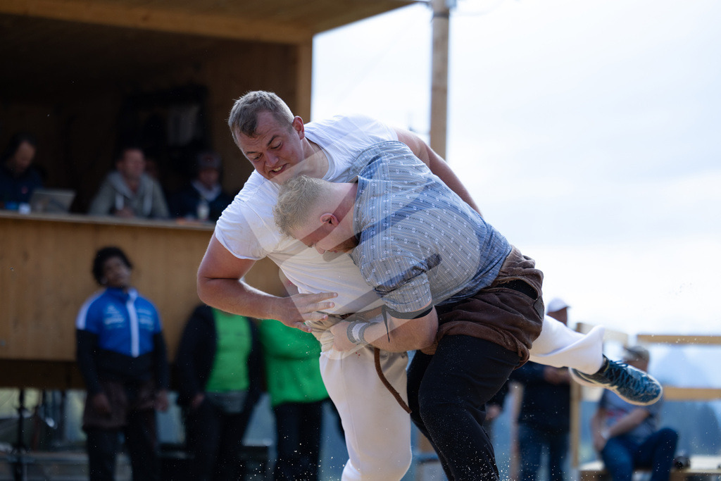 Rigi2025_0644 | Die Schwinger des Schwyzer Kantonalen Schwingerverbandes: Fotos, die Dynamik und Leidenschaft festhalten, sowie emotionale Momente aus dem traditionellen Schwingsport zeigen. - Realisiert mit Pictrs.com