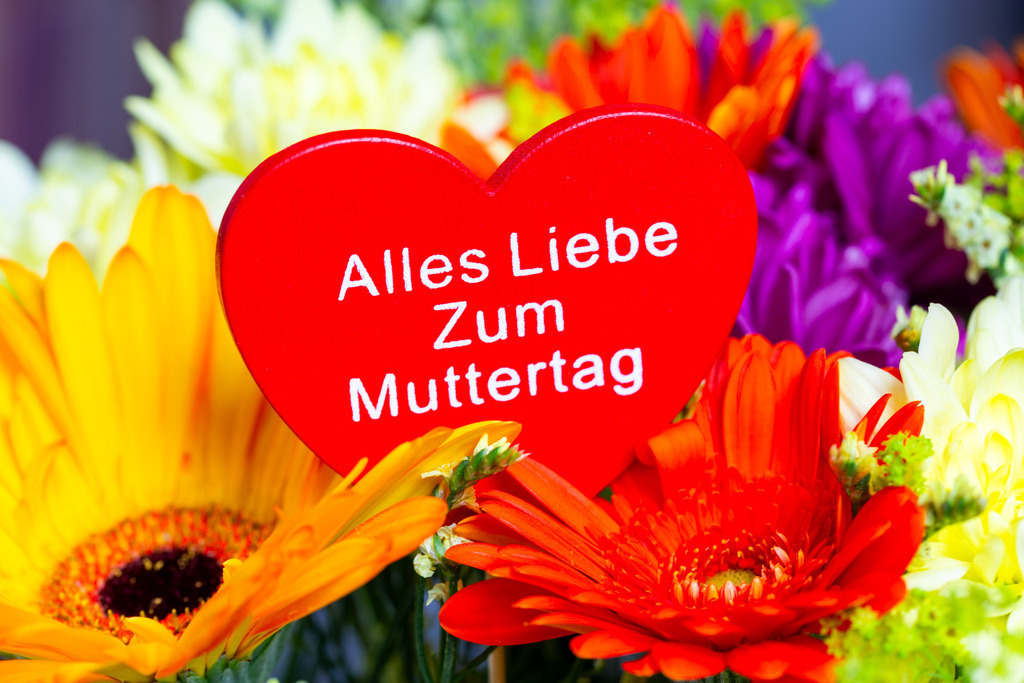 Muttertag 2025 - Alles Liebe zum Muttertag | Blumenstrauß mit rotem Steckherz mit der Aufschrift ALLES LIEBE ZUM MUTTERTAG - Realisiert mit Pictrs.com