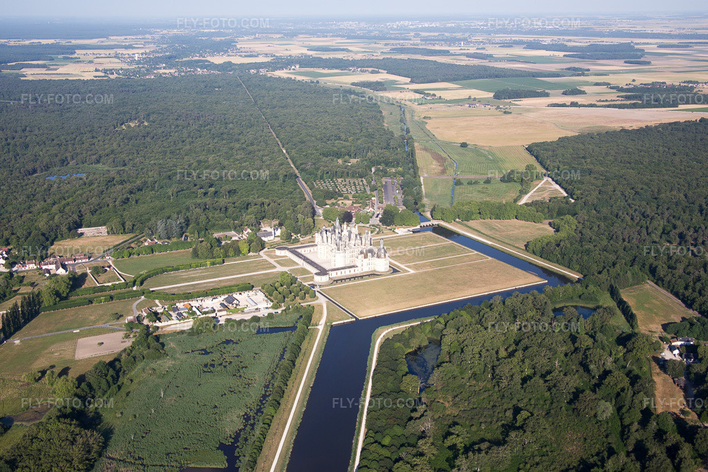 Aerial view: View of the town in Chambord in the state Loir et Cher, France. – Photo: IMG_082136.jpg taken on 06/20/2015 by Werner Riehm/FLY-FOTO.com – Resolution of the original: 5472 x 3648 px