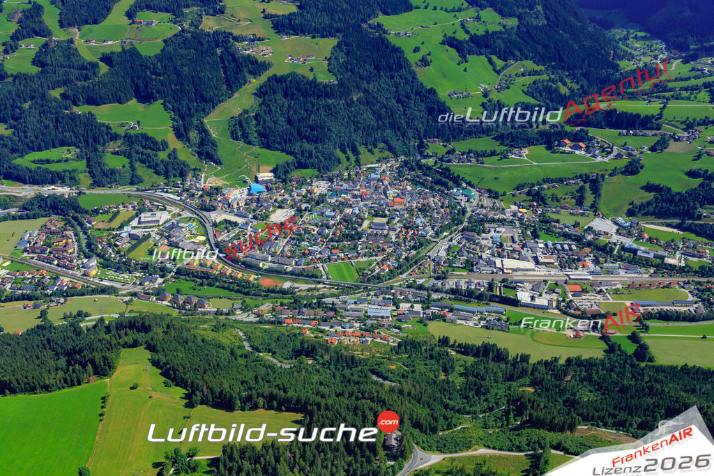 Die Luftaufnahme der Stadt Schladming wurde 2017 vom Flugzeug heraus erstellt ( keine Drohne )- hohe Auflösung für beste Qualität