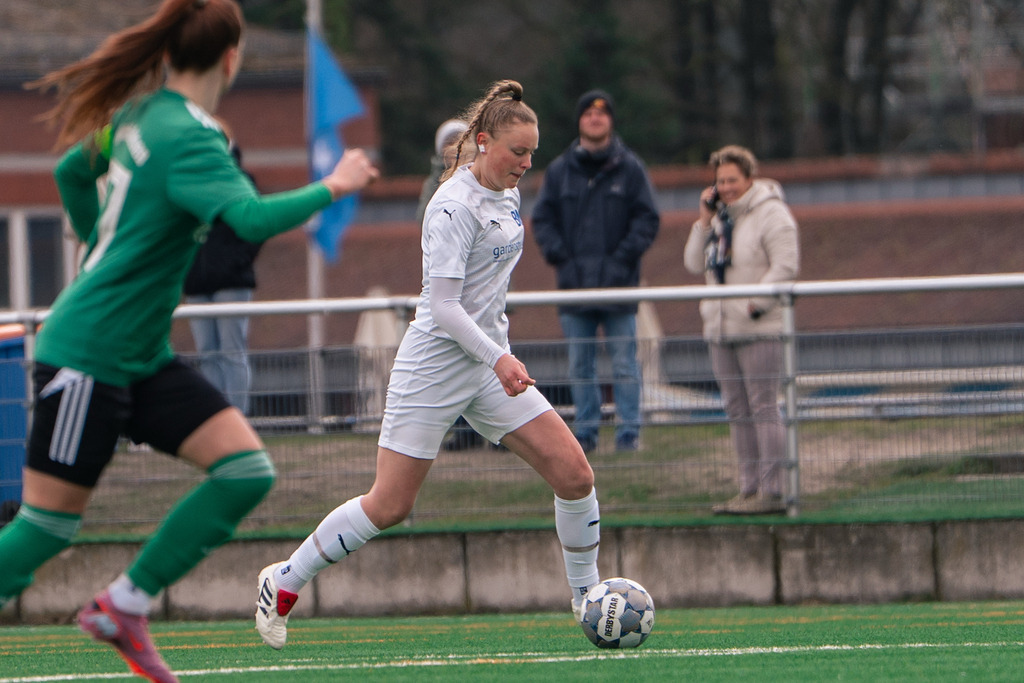 Fußball I Frauen I Saison 2025-2026 I Landesliga Weser-Ems I 13. Spieltag I BW Lohne - SV Olympia Uelsen I 9159 | jns.sportfotos - Realisiert mit Pictrs.com