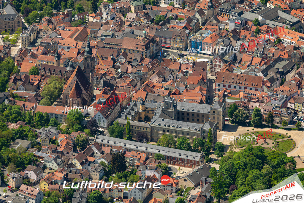 Die Luftaufnahme Schlossplatz - Coburg wurde 2022 vom Flugzeug aus (keine Drohne) erstellt. Hohe Auflösung -für große Poster und Wandbilder geeignet - Garantiert!