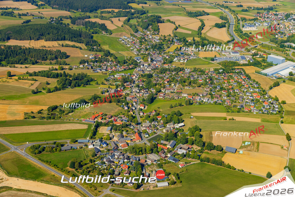 Luftaufnahme von  Höchstädt im Fichtelgebirge - Die Luftaufnahme wurde 2025 vom UL-Flugzeug heraus erstellt ( keine Drohne ) - Hochauflösende Luftaufnahme - für professionelle Ausdrucke geeignet. Die Geschenkidee !Mit Lizenz und Bildrechte bestellbar