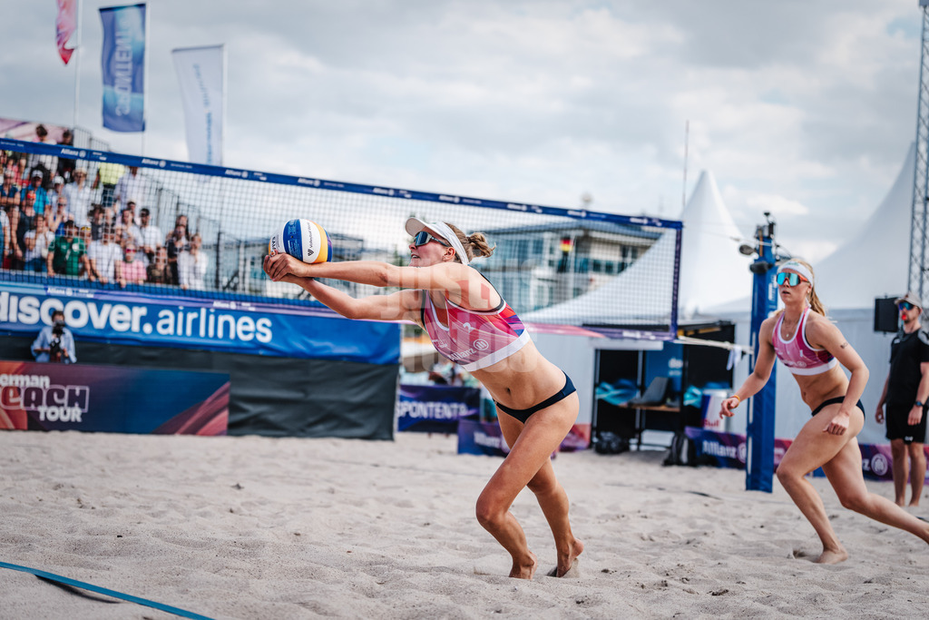 Beachvolleyball | Frauen | Allianz German Beach Tour 2024 | Tourstop Kühlungsborn | 10.08.2024 | Sarah Schulz spielt den Ball