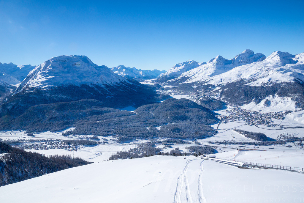view from Muottas Muragl into Engadine Valley on a pristine winter day | Die ideale Geschenkidee für Naturliebhaber. Naturbilder von Marcel Gross Photography für ihr Zuhause in den verschiedensten Formaten und Materialien. - Realisiert mit Pictrs.com