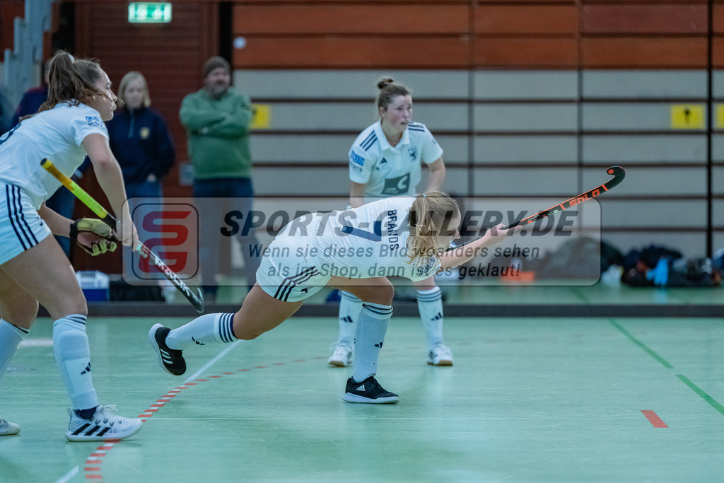 HK_20231217_107736 | 1. Bundesliga Damen Crefelder HC - Düsseldorfer HC  am 17.12.2023 Sporthalle Glockenspitz, Krefeld , Mabel Brands ( Düsseldorfer HC #7 )