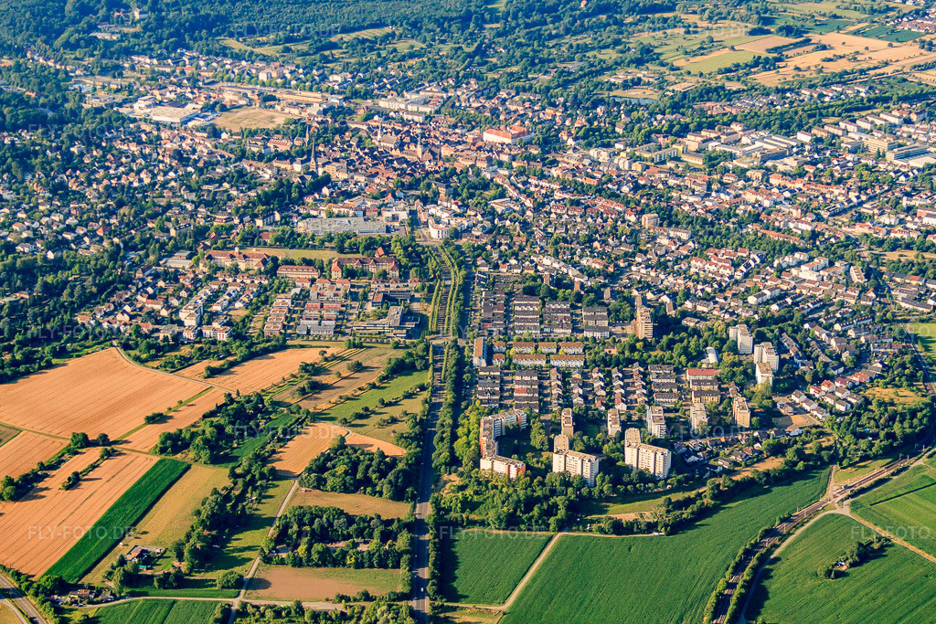 Luftbild: Karlsruher Straße von Norden in Ettlingen im Bundesland Baden-Württemberg in Deutschland. Foto: IMG_69851.jpg vom 06.07.2014 durch Werner Riehm/FLY-FOTO.deAuflösung des Originals: 4659 x 3106 px