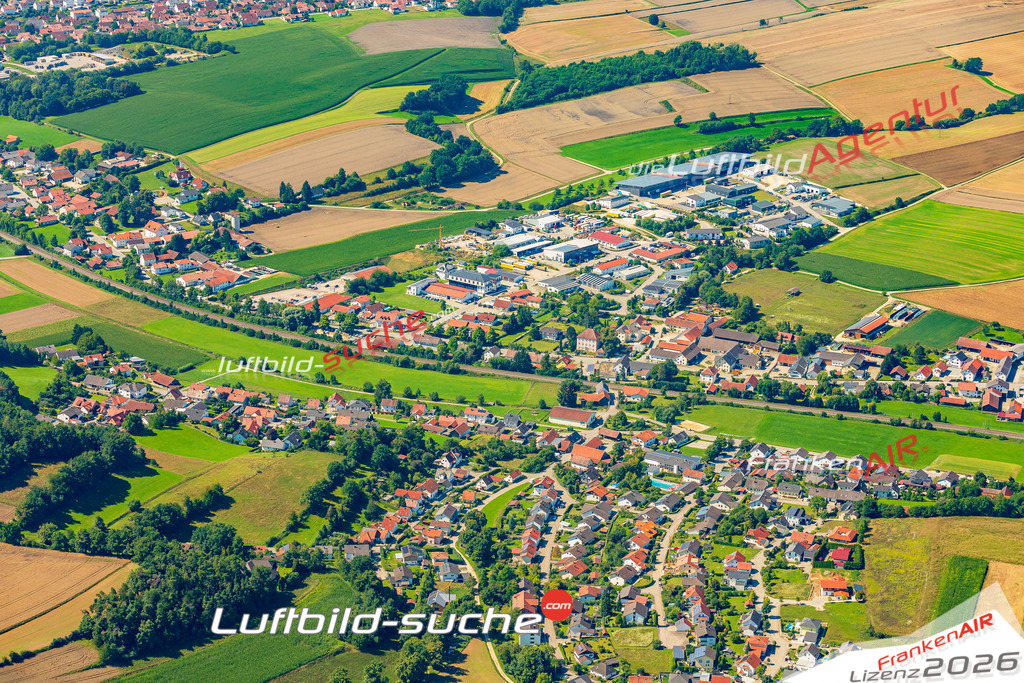 Klassische Luftaufnahme ohne Drohne zeigt:Jellenkofen bei Ergoldsbach - Die Luftbildaufnahme wurde 2025 vom UL-Flugzeug heraus erstellt ( keine Drohne ) - Hochauflösende Luftaufnahme -Nicht vergleichbar mit Google Maps oder Satelittenbilder- Die Geschenkidee !Mit Lizenz und Bildrechte bestellbar