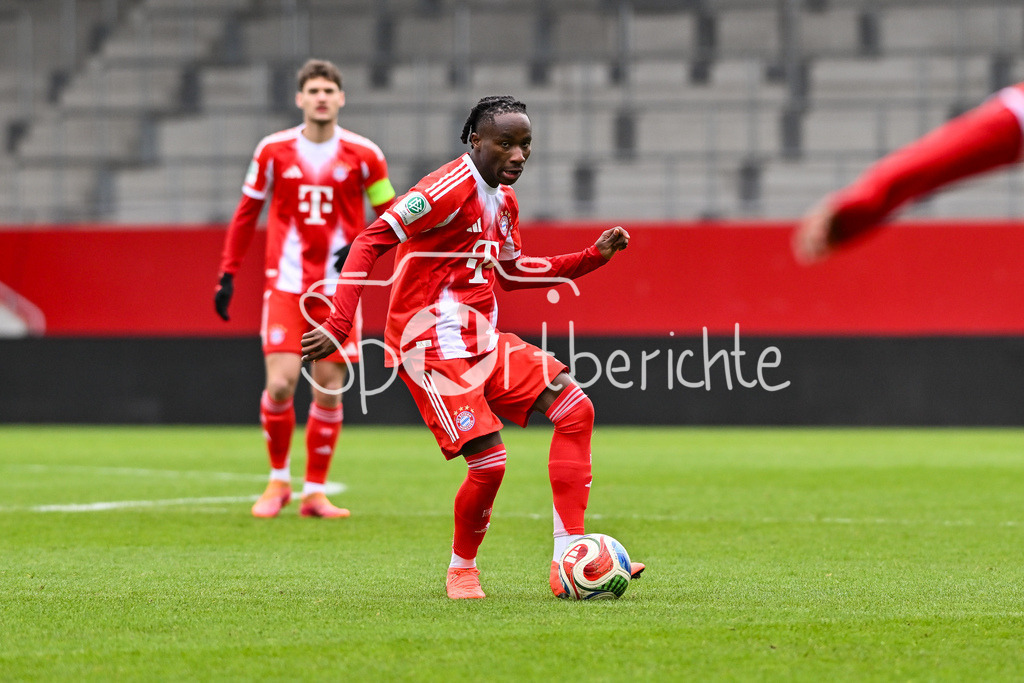 FC Bayern München - Berliner Athletik Klub | MUNICH, GERMANY - 21. FEBRUARY: am Ball Richard AJAYI (FC Bayern München U19 3) während dem Spiel zwischen der U19 des FC Bayern München und der U19 des Berliner Athletik Klubs am 3. Spieltag der DFB-U19 Nachwuchsliga am FC Bayern Campus
