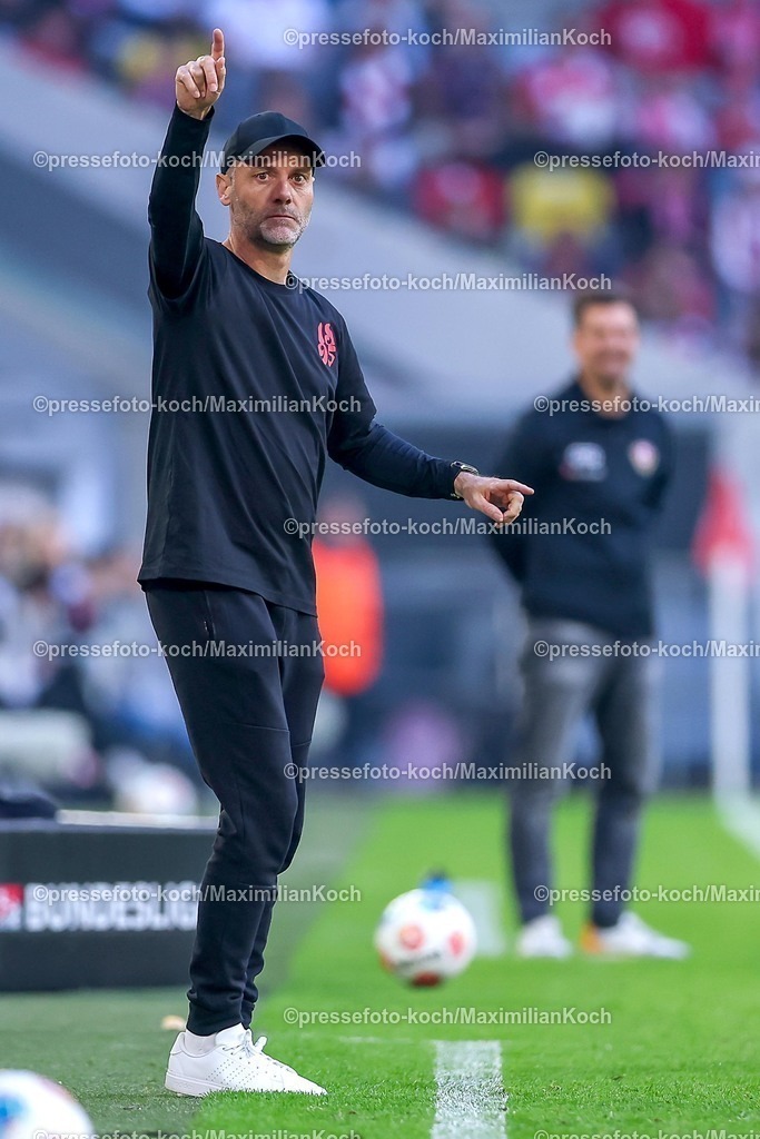 F9524042601038 | 24.04.2026, Fußball, Fortuna Düsseldorf - SC Dynamo Dresden, 2. Fußball Bundesliga, Herren, Merkur Spiel-Arena, 31. Spieltag, Saison 2025 2026: Cheftrainer Alexander Ende (Fortuna Düsseldorf) gestikulierend am Spielfeldrand   DFB regulations prohibit any use of photographs as image sequences and or quasi-video.