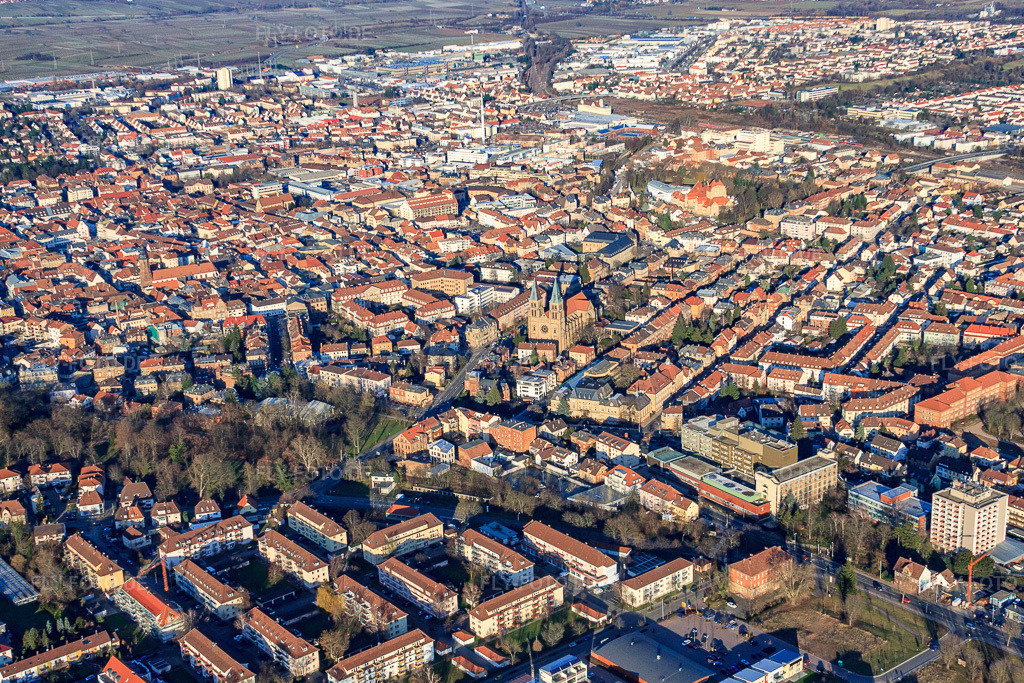 Luftbild: Stadtansicht aus Südosten mit Marienkirche und Vinzentius-Krankenhaus Landau in Landau in der Pfalz im Bundesland Rheinland-Pfalz in Deutschland. Foto: IMG_37187.jpg vom 22.01.2011 durch Werner Riehm/FLY-FOTO.deAuflösung des Originals: 4626 x 3084 pxUrologie und Kinderurologie