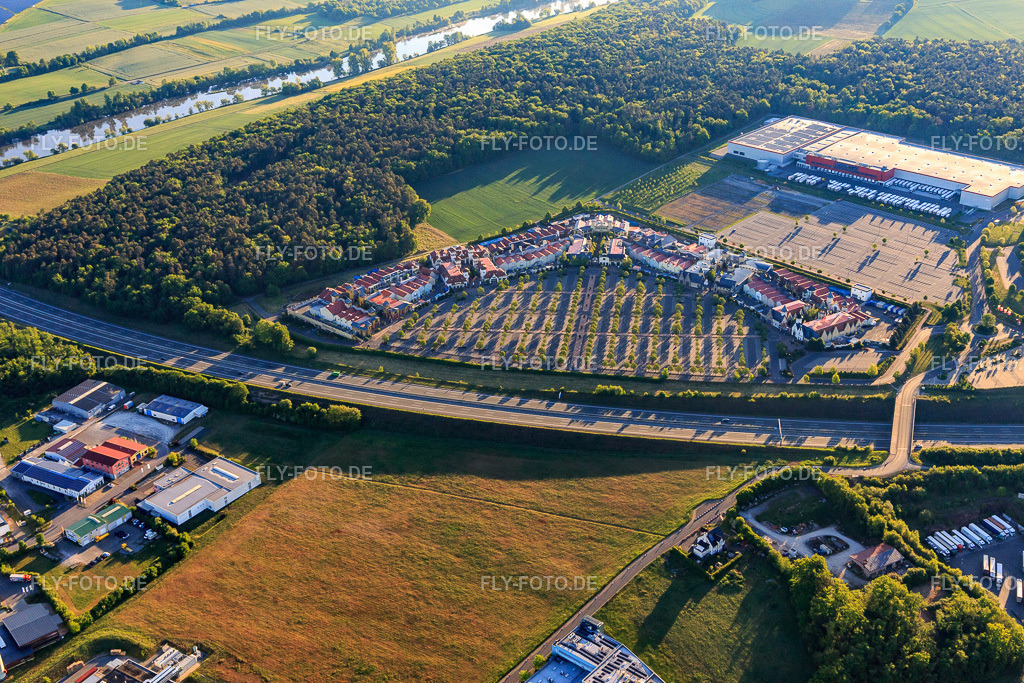 Outlet Wertheim Village mit adidas Outlet Store Wertheim, Nike Factory Store und AIGNER Outlet Wertheim https://www.thebicestercollection.com/wertheim-village/ https://go.adidas.com/ihha/11c0ab86 https://www.nike.com/de/retail/s/wertheim-nike-factory | Luftbild: Outlet Wertheim Village mit adidas Outlet Store Wertheim, Nike Factory Store und AIGNER Outlet Wertheim https://www.thebicestercollection.com/wertheim-village/ https://go.adidas.com/ihha/11c0ab86 https://www.nike.com/de/retail/s/wertheim-nike-factory-store http://www.aignermunich.de/ im Ortsteil Bettingen in Wertheim im Bundesland Baden-Württemberg in Deutschland. Foto: IMG_146634.jpg vom 11.05.2025 durch Werner Riehm/FLY-FOTO.de - Realisiert mit Pictrs.com