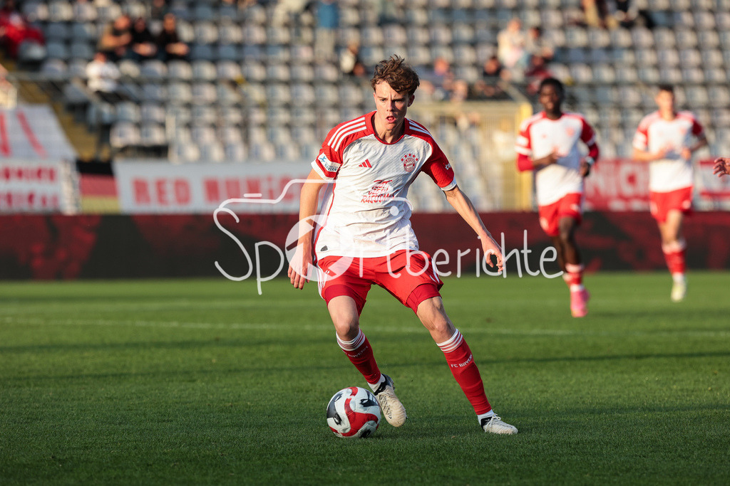 FC Bayern Amateure - TSV Aubstadt | am ball Jonathan JENSEN (FCB #49) / Freisteller / Einzelfoto