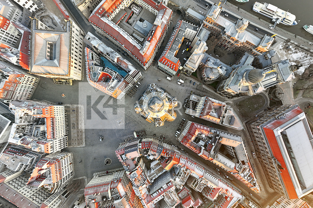 Luftaufnahme-Frauenkirche-Neumarkt-November-DJI_0357 | Senkrechter Blick auf den Neumarkt mit Frauenkirche, Verkehrsmuseum und die Akademie der Bildenden Künste - Realisiert mit Pictrs.com