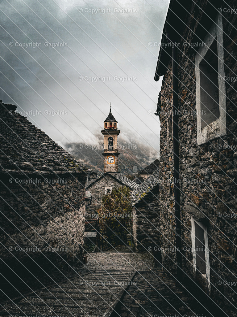 Sonogno Herbstlandschaft Schweiz, Tessin Dorf Print, Nebel Fotografie, Herbstfarben Wandbild, Naturposter, Alpenkunst | Goldene Blätter, malerische Gassen und sanfter Herbstnebel – diese Fotografie bringt die magische Atmosphäre des Tessiner Herbstes in dein Zuhause. Perfekt für gemütliche Wohnräume oder als Geschenk für Naturliebhaber.