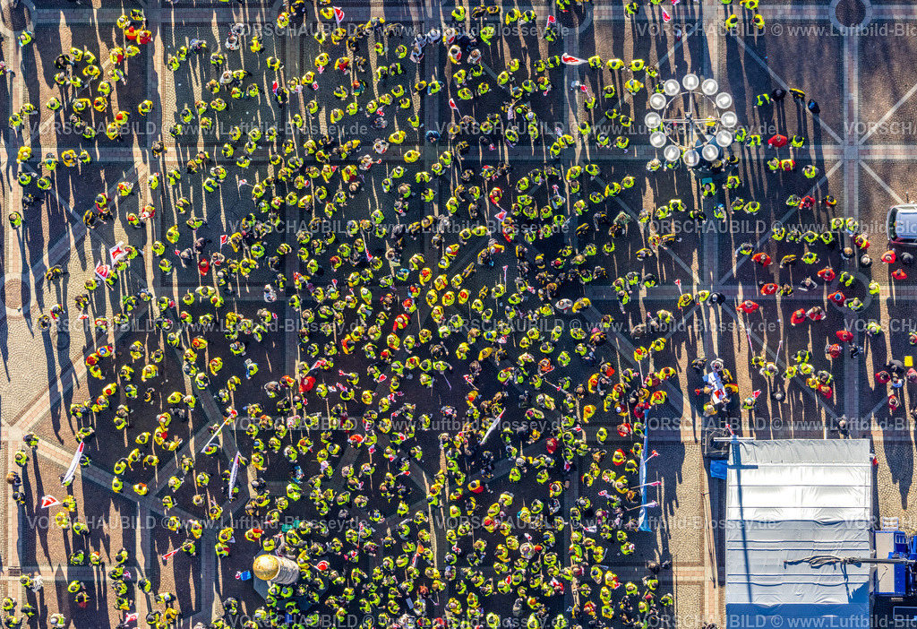 Dortmund230200299 | Luftbild der zentralen Poststreik-Kundgebung in Dortmund auf dem Friedensplatz vor dem Dormunder Rathaus. Rund 3.500  Beschäftigte aus Verteilzentren in ganz NRW demonstrieren am Dienstag in der Dortmunder city. Poststreik, VERDI, Kundgebung, City, Dortmund, Ruhrgebiet, Nordrhein-Westfalen, Deutschland