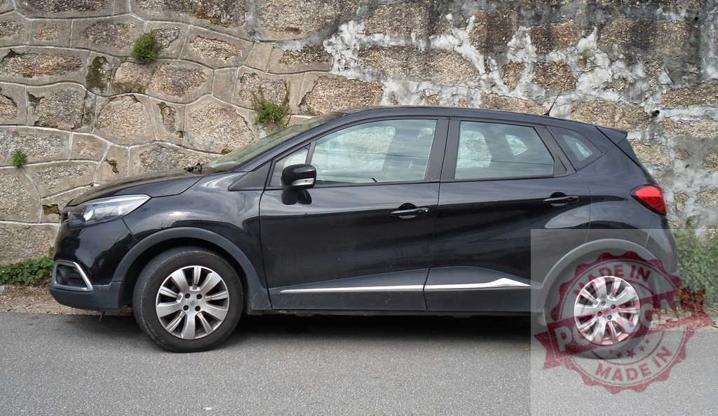Renault Captur black crossover car parked | Renault Captur Crossover parked on asphalt road next to a stone wall, side view - Realisiert mit Pictrs.com
