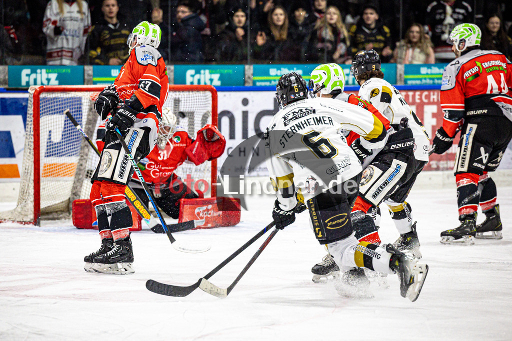 TSV Peißenberg MINERS gegen EHC Königsbrunn PINGUINE | Eishockey Bayernliga Herren Playoffs Viertelfinale 2024/25 - Spiel 6 von 7, TSV Peißenberg MINERS gegen EHC Königsbrunn PINGUINE, 20250221,Tor Marco STERNHEIMER (EHC 6),2025-02-21 in Peißenberg (Eisstadion Peißenberg)Marco STERNHEIMER (EHC 6)Copyright: WolfgangxLindner foto-lindner.de