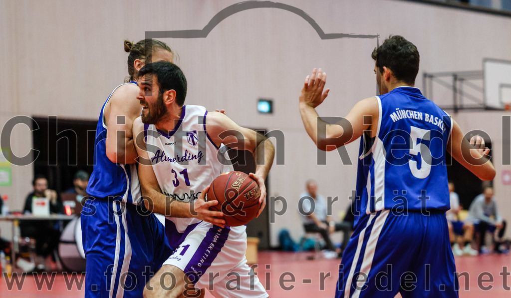 2022-05-29_008_SpVgg_Altenerding_gegen_Muenchen_Basket_2 | Erding, Deutschland, 29.05.2022:
Basketball, Bezirksliga 2021 / 2022, Herren Turnier der 2. der Aufstiegsrunden, SpVgg Altenerding gegen München Basket 2, Endergebnis: 

Sasa Sukovic (SpVgg Altenerding, #31), P. Darriba (München Basket, #5)

Foto: Christian Riedel / fotografie-riedel.net