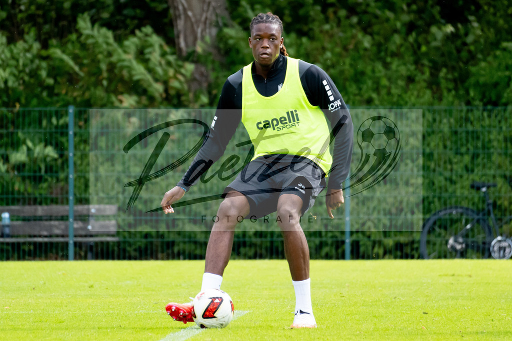 20260909_TRAOSN_0082 | Fußball, Herren: Elias Bakatukanda (VfL Osnabrück) in Aktion, am Ball, Einzelaktion beim Training des VfL Osnabrück am 09.09.2026 im Sportpark Illoshöhe in Osnabrück, Deutschland.(Foto von Nico Paetzel) - Realisiert mit Pictrs.com