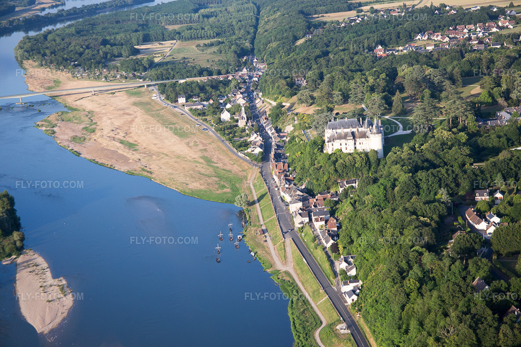 Aerial view: View of the town in Chaumont-sur-Loire in the state Loir et Cher, France. – Photo: IMG_082437.jpg taken on 06/20/2015 by Werner Riehm/FLY-FOTO.com – Resolution of the original: 5472 x 3648 px
