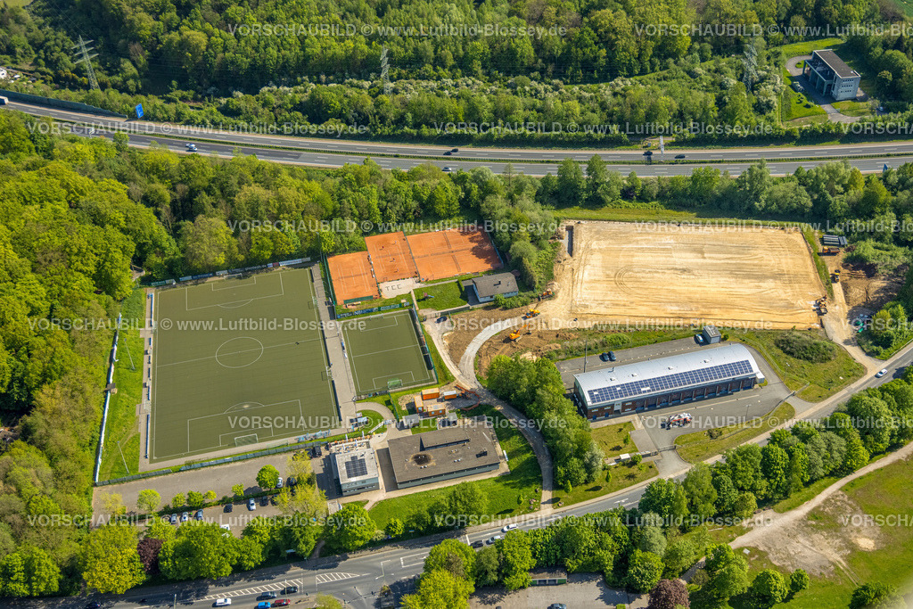 Hagen240504273 | Luftbild, Bezirkssportanlage Emst, Fußballstadion SpVg Hagen 1911, Tennisplätze Tennisclub TC Concordia Hagen e.V. und Baustelle neuer Sportplatz, Freiwillige Feuerwehr mit Solardach Eilpe-Delstern, Emst, Hagen, Ruhrgebiet, Nordrhein-Westfalen, Deutschland