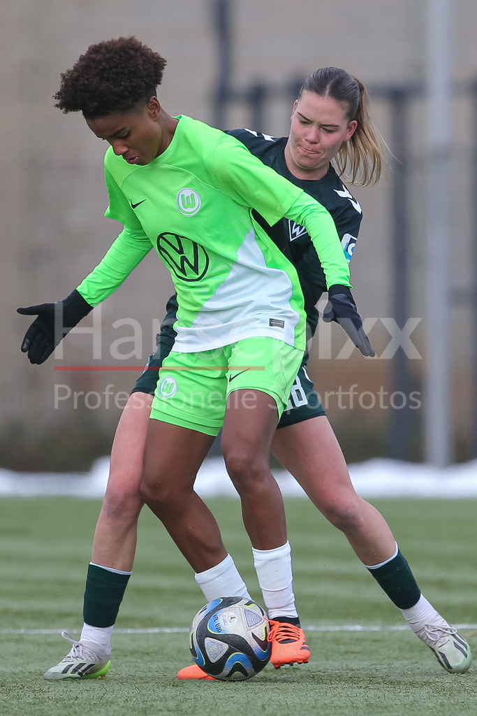 Fussball, Testspiel Frauen, VfL Wolfsburg II - SV Werder Bremen | v.li.: Sury Lamontana (VfL Wolfsburg II, 14) und Juliane Wirtz (SV Werder Bremen, 28) im Zweikampf, Duell, Dynamik, Aktion, Action, Spielszene