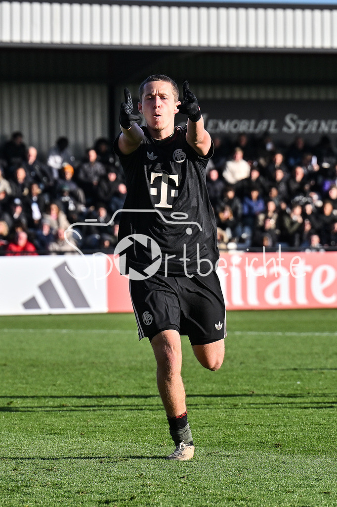 Arsenal London U19 - FC Bayern München U19 | BOREHAMWOOD, ENGLAND - 26. NOVEMBER: Jubel der Bayern nach dem Treffer zum 0-1 durch Yll GASHI (FC Bayern München U19 9) / Tor / Torschuetze / Freude / Happy / beim Ligaspiel zwischen der U19 von Arsenal London und der U19 des FC Bayern München am 5. Spieltag der UEFA Youth League im Meadow Park am 26.11.2025