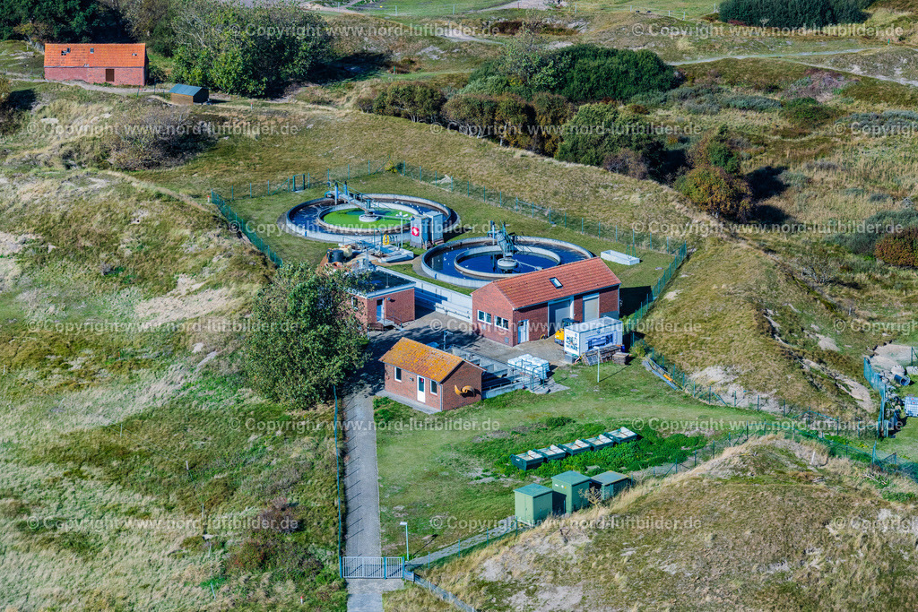 Baltrum_Oowvkläranlage_ELS_5357091022 | BALTRUM 09.10.2022 Klärwerks- Becken und Reinigungsstufen OOWV Kläranlage in Baltrum im Bundesland Niedersachsen, Deutschland. // Sewage treatment tank and cleaning stages OOWV sewage treatment plant in Baltrum in the state Lower Saxony, Germany. Foto: Martin Elsen