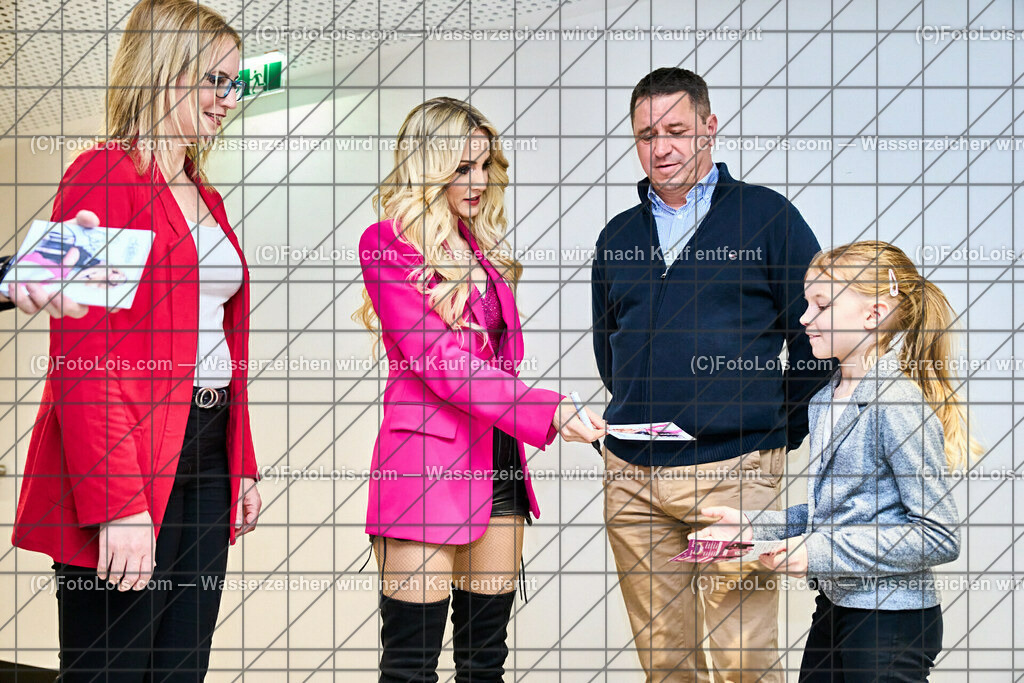 ALP2390_Konzert in Wieselburg_Melissa Naschenweng | (C)FotoLois.com, Alois Spandl, BergBauernTour 2023 - Melissa Naschenweng, Tourstop in Wieselburg, Konzert im NV-Forum Wieselburg, Sa 8. April 2023.