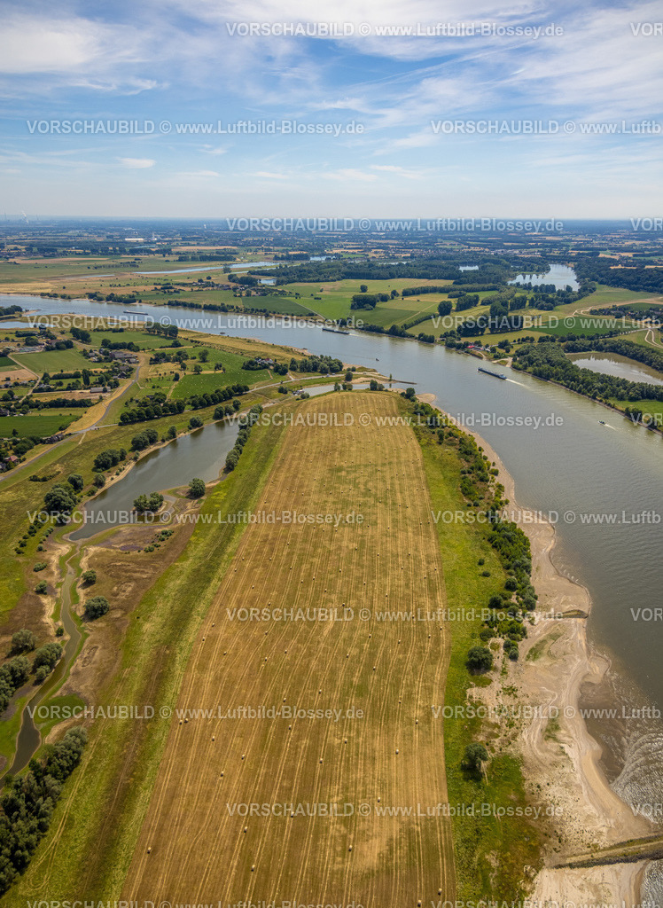 Wesel220703373 | Luftbild, gemähtes Feld mit Strohballen, Rheinaue Bislich-Vahnum mit Altrhein am Fluss Rhein, Bislich, Wesel, Niederrhein, Nordrhein-Westfalen, Deutschland