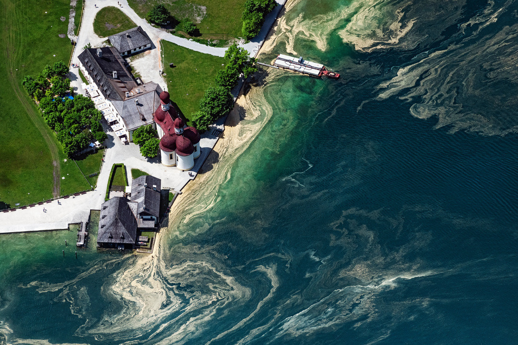 dr__0097486.jpg | SCHöNAU AM KöNIGSSEE 19.05.2022 Kirchengebäude der Kapelle Wallfahrtskirche St.Bartholomä am Königsee an der Straße Kessel-St Bartholomä in Schönau am Königssee im Bundesland Bayern, Deutschland. // Churches building the chapel Wallfahrtskirche St.Bartholomae on Koenigsee on street Kessel-St Bartholomae in Schoenau am Koenigssee in the state Bavaria, Germany. Foto: Daniel Reiter