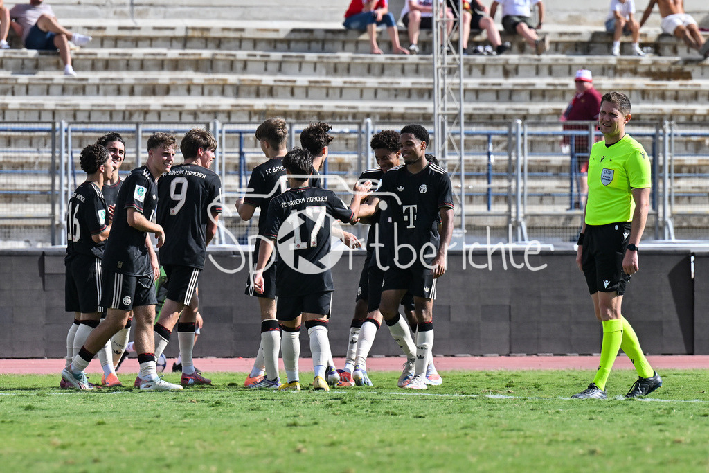 Papohs FC U19 - FC Bayern München U19 | Jubel der Bayer nach dem Treffer zum 0-2 durch Adin LICINA (FCB #7) / Tor / Torschuetze / Freude / Happy / UEFA Youth League: Paphos FC U19 - FC Bayern München U19; Stelios Kyriakides Stadium am 30.09.2025