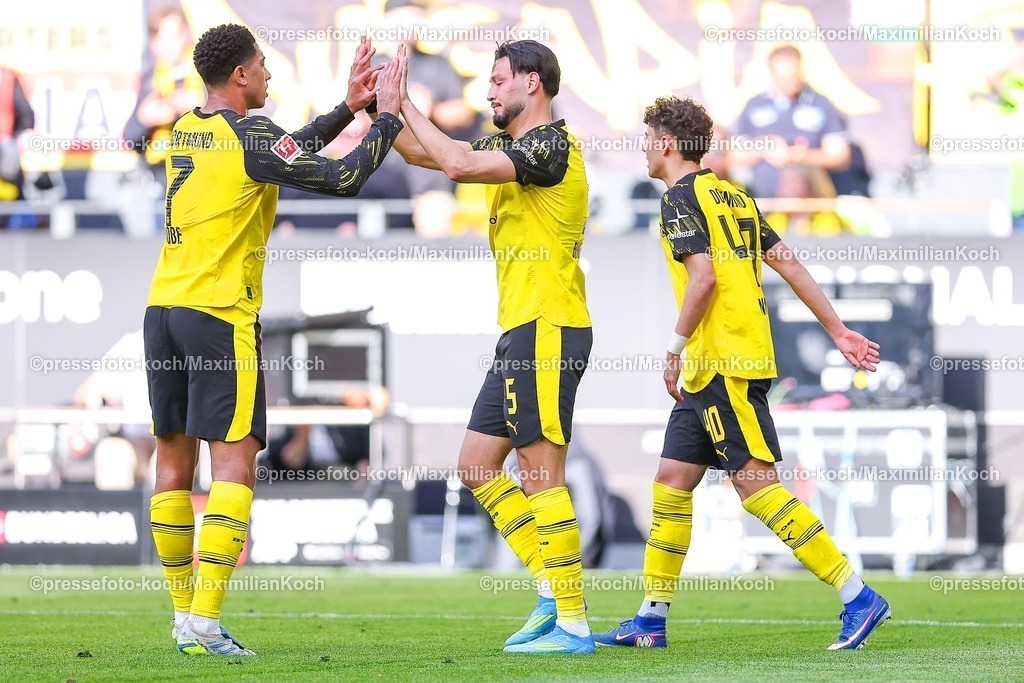 BVB26042601041 | 26.04.2026, Fußball, Borussia Dortmund - SC Freiburg, 1. Fußball Bundesliga, 31. Spieltag, Signal Iduna Park, Saison 2025 2026: Torjubel nach dem Tor zum 3:0 durch Torschütze Ramy Bensebaini&nbsp;(BVB #05)  zusammen mit   DFB regulations prohibit any use of photographs as image sequences and or quasi-video.
