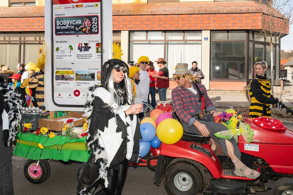Umzug2025-078_8972 | Fotostrecke: FASCHINGSUMZUG 2025 in Loosdorf. 22 Masken(gruppen)-Teilnehmer: Loosdorfer Vereine, Wirtschaftstreibende, Gemeindeabordnungen sowie Kreditinstitute. rund 700 Besucher entlang der Hauptstrasse. Veranstaltungs-Sicherung durch Mannschaft der FF-Loosdorf mit schwerem Gerät. Maskenprämierung am EKZ-Platz durch Bgm. Thomas Vasku in den Kategorien: Bester Festwagen (Fa. gkonzept-Groissenberger; Beste Personengruppe-ASK-Loosdorf; Beste Einzelperson; Weiteste Anreise-FF Schollach;