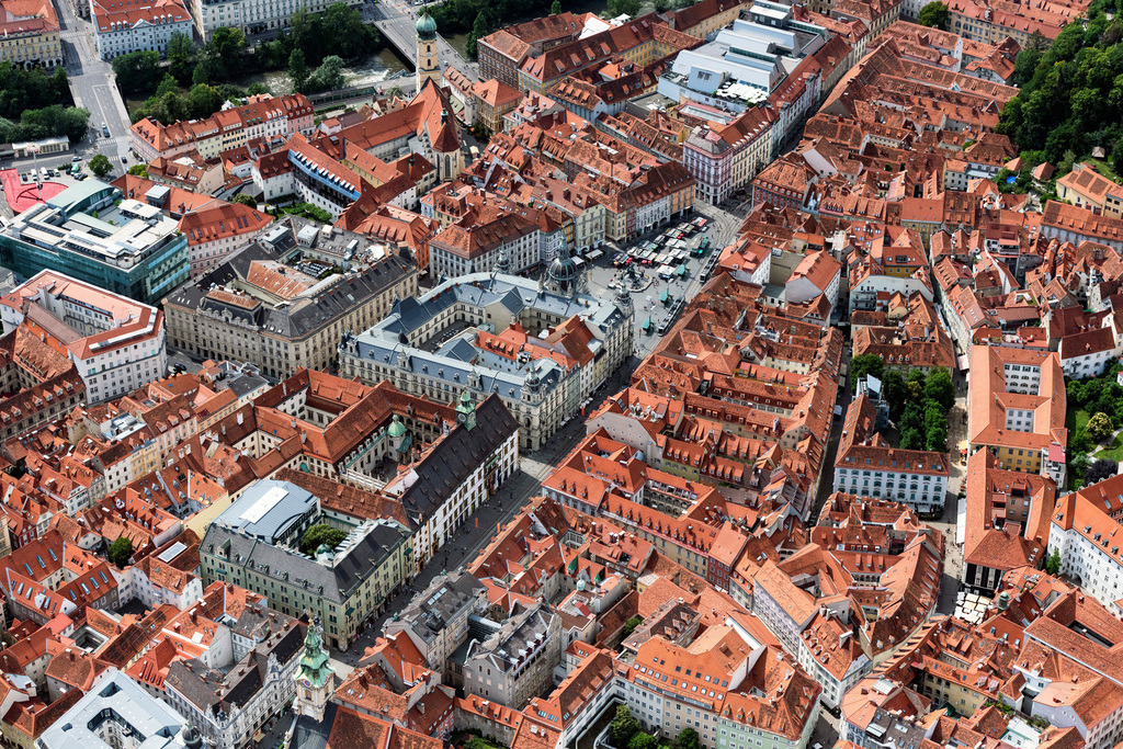 dr__0092493.jpg | GRAZ 14.06.2022 Platz- Ensemble Hauptplatz und Rathaus im Innenstadt- Zentrum in Graz in Steiermark, Österreich. 