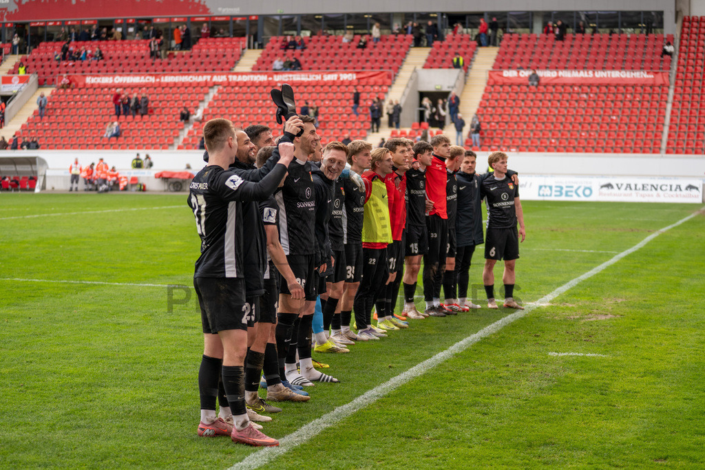 Kickers Offenbach vs. SG Sonnenhof Grossaspach, Fussball, Regionalliga Suedwest, 24. Spieltag, 14.03.2026 | SG Sonnenhof Grossaspach in der Kurve bei Ihren Fans nach dem Spiel,Kickers Offenbach vs. SG Sonnenhof Grossaspach, Fussball, Regionalliga Suedwest, 24. Spieltag, 14.03.2026Foto: photosbyphips/Philip Ziegler