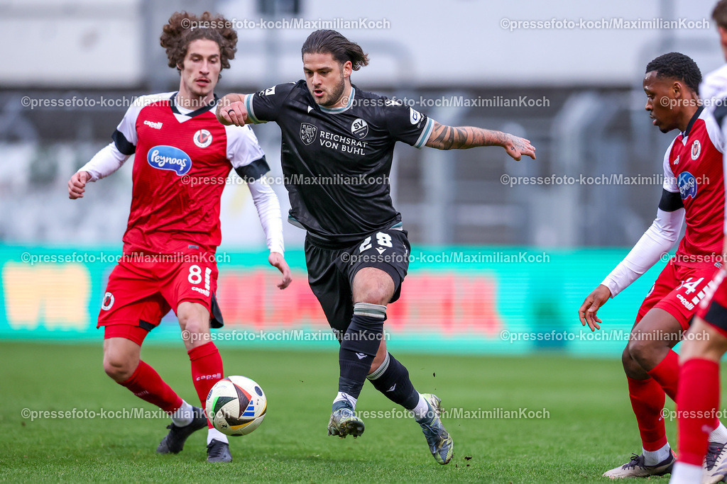 FCVK21122401019 | 21.12.2024, Fußball, FC Viktoria Köln – SV Sandhausen, 3.Liga, Sportpark Höhenberg, Saison 2024 2025: Dominic Baumann (Sandhausen #28) im Zweikampf gegen Donny Bogicevic (Viktoria Köln #8) und Enrique Lofolomo (Viktoria Köln #14)DFB regulations prohibit any use of photographs as image sequences and or quasi-video.