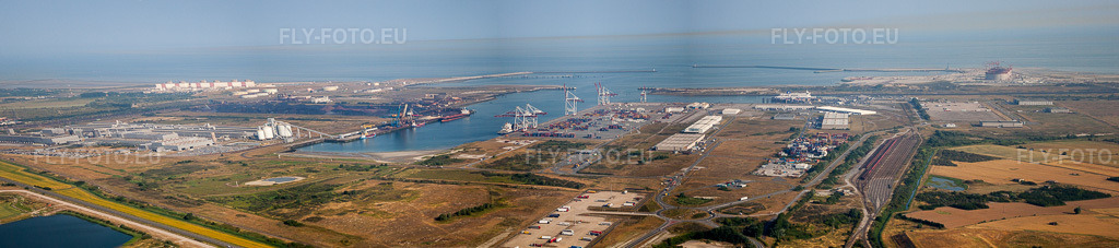 Vue aérienne: Panorama des installations portuaires du port de ferry du canal de Dunkerque à Loon-Plage dans le département Nord, France. Photo: IMG_58974-Pano.jpg prise le 22/07/2013 par Werner Riehm/FLY-FOTO.eu – Résolution de l'original: 13882 x 3082 px