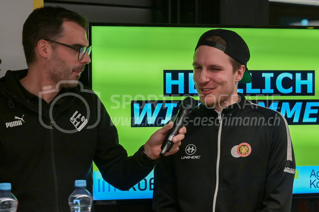 HC Rychenberg vs Tigers Langnau - 11. Dezember 2022 | HC Rychenberg vs Tigers Langnau
AXA Arena, Winterthur
Micha Strohl (Tigers Langnau) beim Interview mit Mario Kradolfer.
Bild: Sportfotografie Markus Aeschimann | www.markus-aeschimann.ch - Realisiert mit Pictrs.com