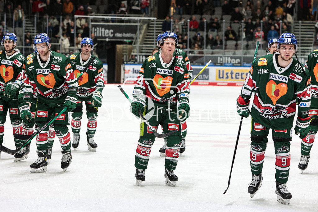 Augsburger Panther - Nuernberg ICE Tigers | Die Mannschaft der Panther bedankt sich bei den Fans / Thomas Jordan TREVELYAN (AEV #24) / Justin VOLEK (AEV #9)