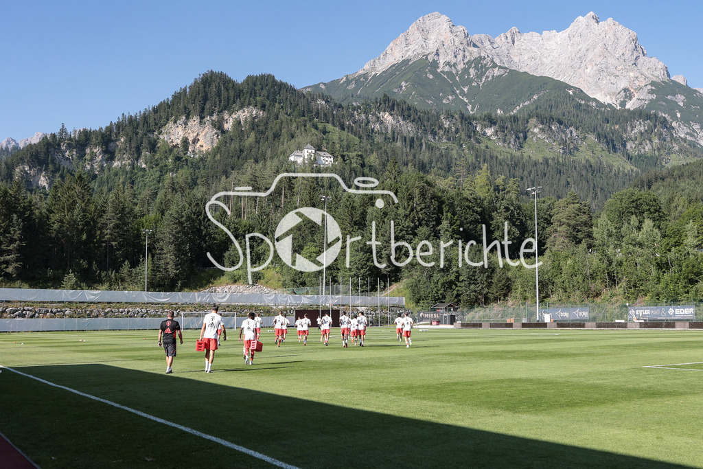 FC Pinzgau Saalfelden - FC Bayern Amateure | Die Mannschaft der Bayern Amateure macht sich warm vor grossartiger Kulisse in Saalfelden / Oesterreich / Panorama / Berg / Bergpanorama / Ausblick / Traumhaft / Symbolbild