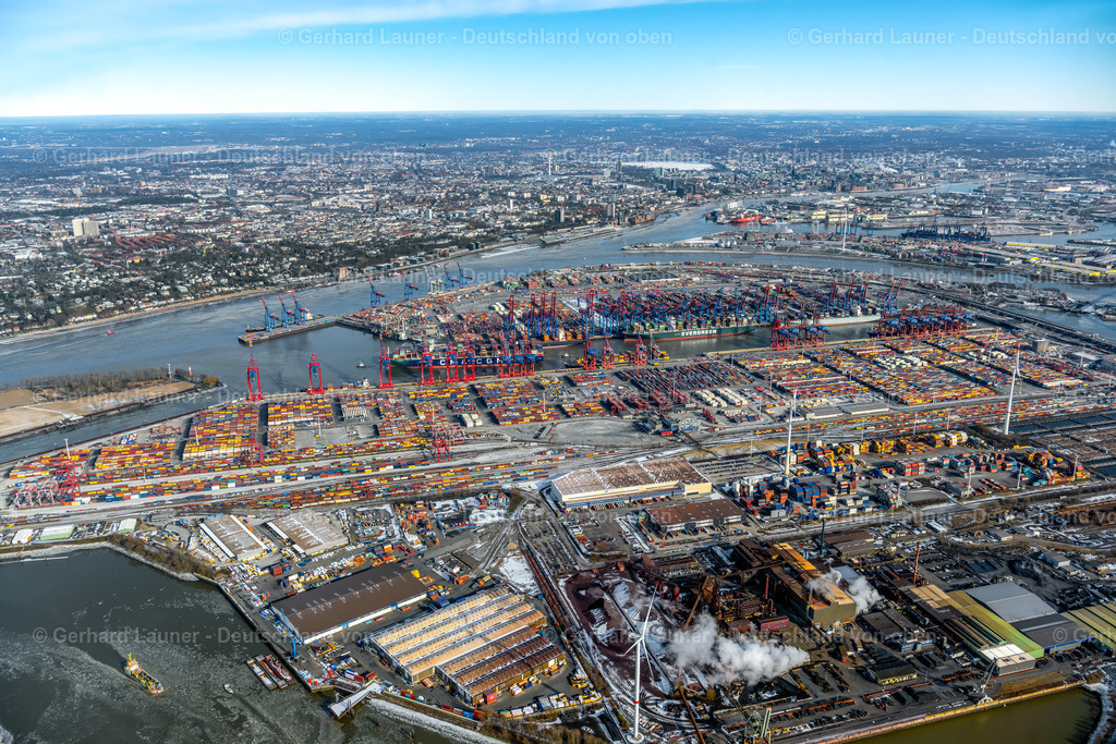 4044594 | HAMBURG 14.02.2021 Containerterminal im Containerhafen des Überseehafen Hamburg mit Blick auf die Innenstadt in Hamburg, Deutschland. Weiterführende Informationen bei: Hamburger Hafen und Logistik Aktiengesellschaft. // Container Terminal in the port of the international port Hamburg overlooking the inner city in Hamburg, Germany. Further information at: Hamburger Hafen und Logistik Aktiengesellschaft. Foto: Gerhard Launer