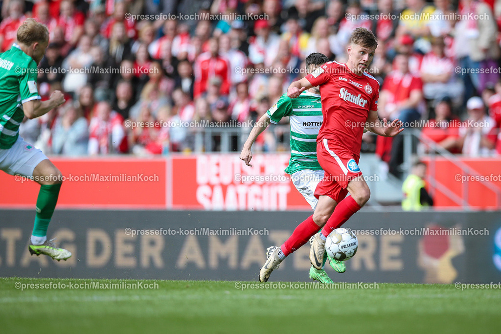 RWE3Liga25052401025 | 25.05.2024, Essen, Fußball, Finaltag der Amateure, Niederrheinpokal Finale, Stadion an der Hafenstraße, Saison 2023 2024, Rot-Weiss Essen – SC Rot-Weiß Oberhausen: Sascha Voelcke (Rot-Weiss Essen) behauptet sich im Laufduell gegen Tim Stappmann (RW Oberhausen) und schießt das 1:0 Tor. 
DFB regulations prohibit any use of photographs as image sequences and or quasi-video.