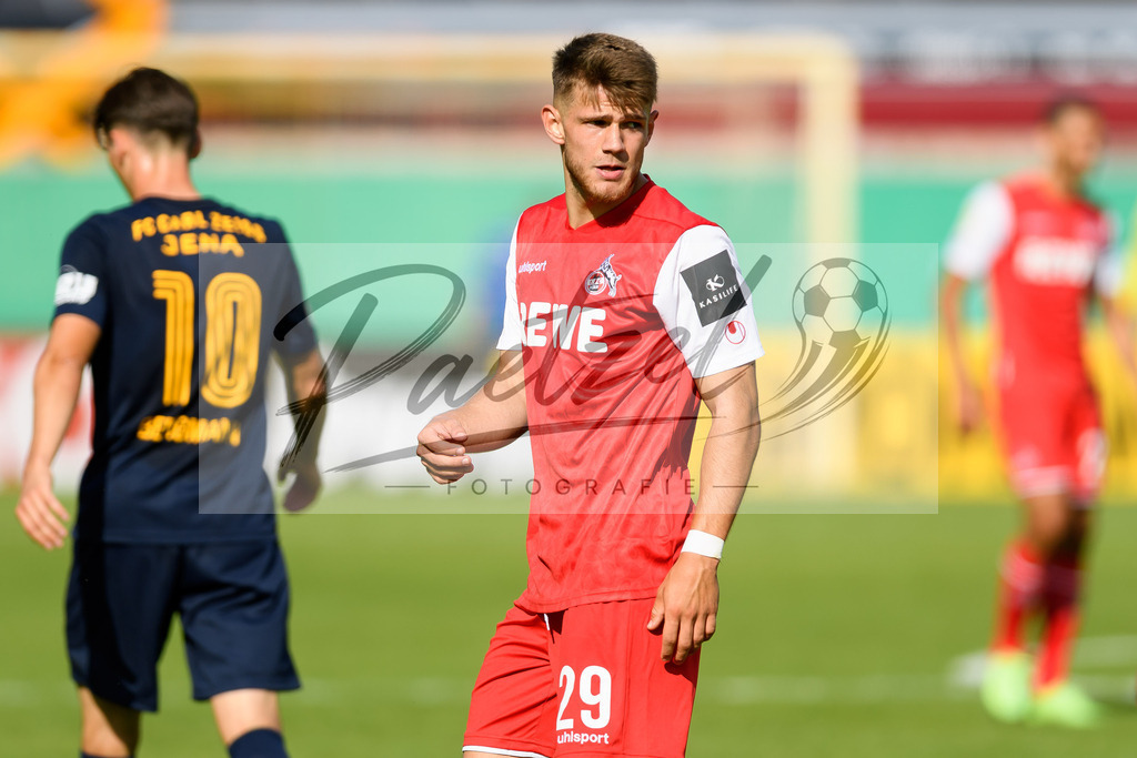 JENKOE20210808_285 | Fussball, Herren: Jan Thielmann (1. FC Koeln) schaut beim Spiel der 1. Runde im DFB-Pokal zwischen FC Carl Zeiss Jena und 1. FC Koeln im Ernst-Abbe-Sportfeld am 08.08.2021 in Jena, Deutschland.DFB / DFL REGULATIONS PROHIBIT ANY USE OF PHOTOGRAPHS AS IMAGE SEQUENCES AND/OR QUASI-VIDEO. - Realisiert mit Pictrs.com