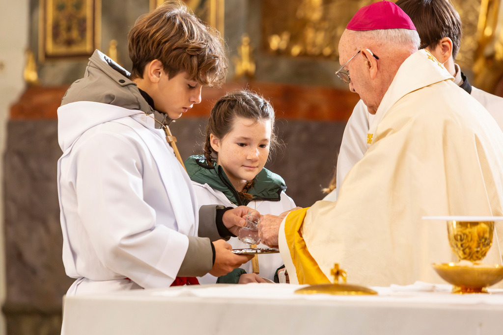 Festmesse-048 | Fotodoku der Festmesse anläßlich der Seligsprechung von Maria Theresia LEDOCHOWSKA 1975, zelebriert von Altbischof DDr. Klaus Küng und Pfarrer Mag. Zenon PAJAK in der Pfarrkirche Loosdorf. 
